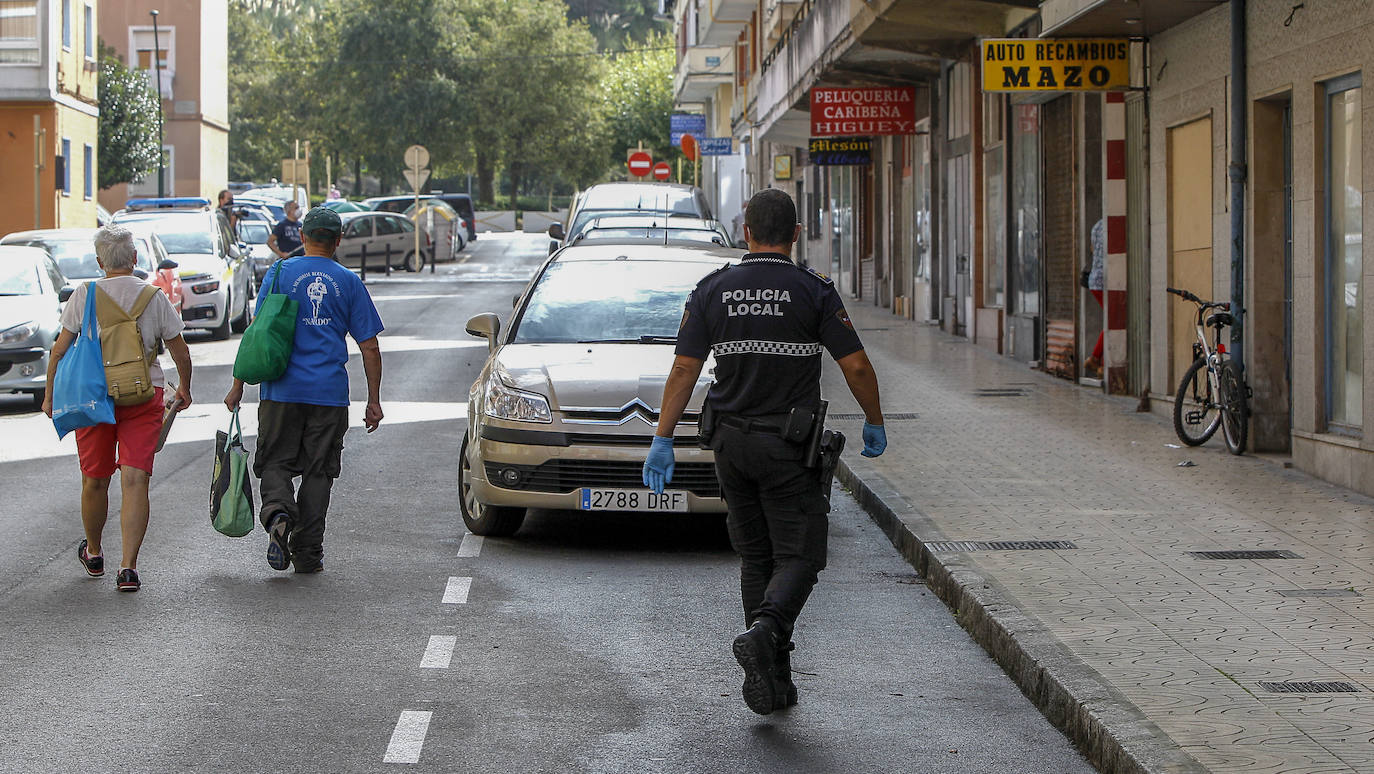 Salud Pública anunció esta mañana que tras los datos recabados el domingo son ya 138 los positivos en el barrio: 68 de ellos provienen del conocido brote detectado tras la celebración de un bautizo multitudinario y se desconoce si los 70 restantes tienen que ver con el mismo foco.