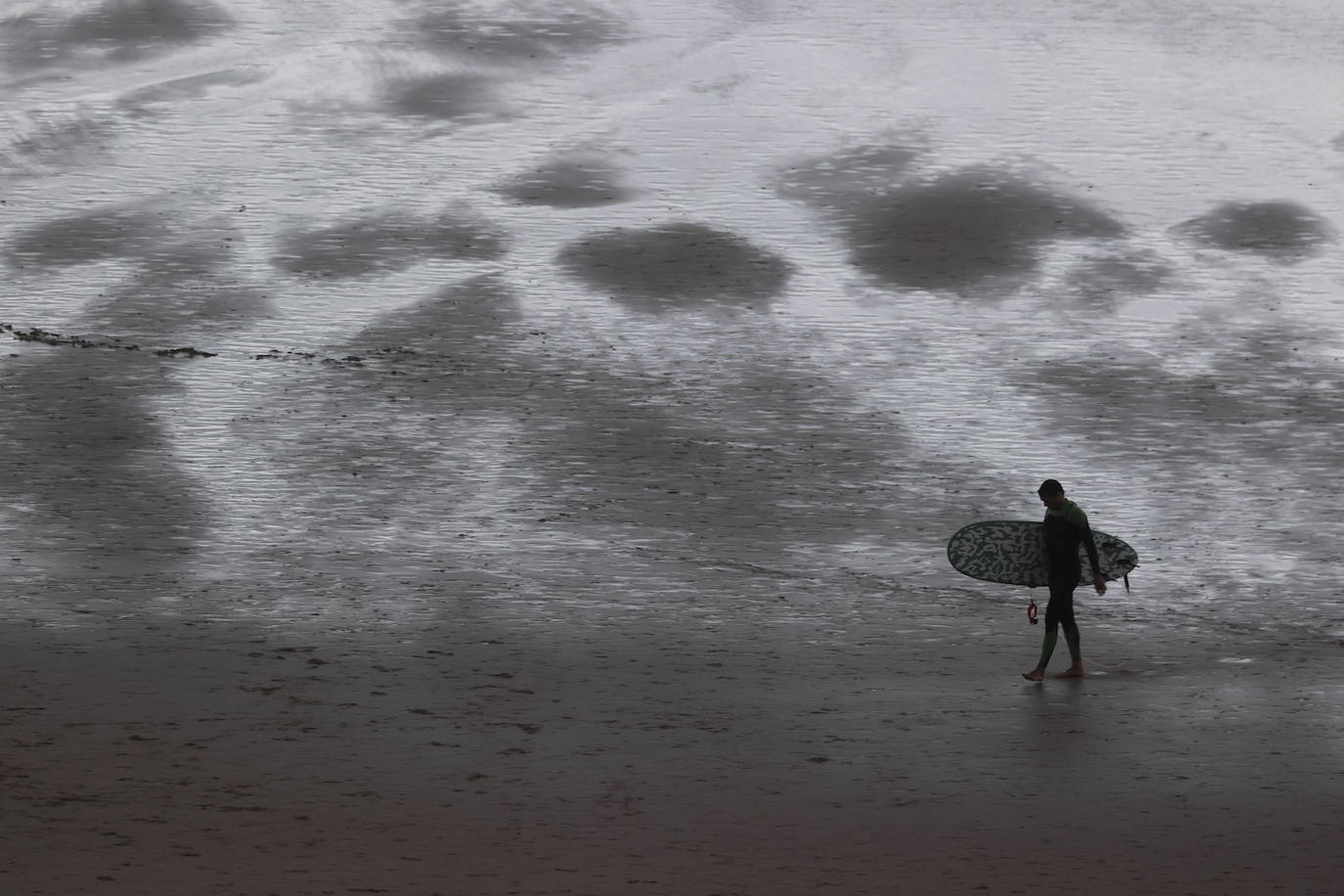 Imágenes de las espectaculares costas del Parque Natural de Oyambre y de las playas de San Vicente de la Barquera tomadas este verano al caer la noche. 