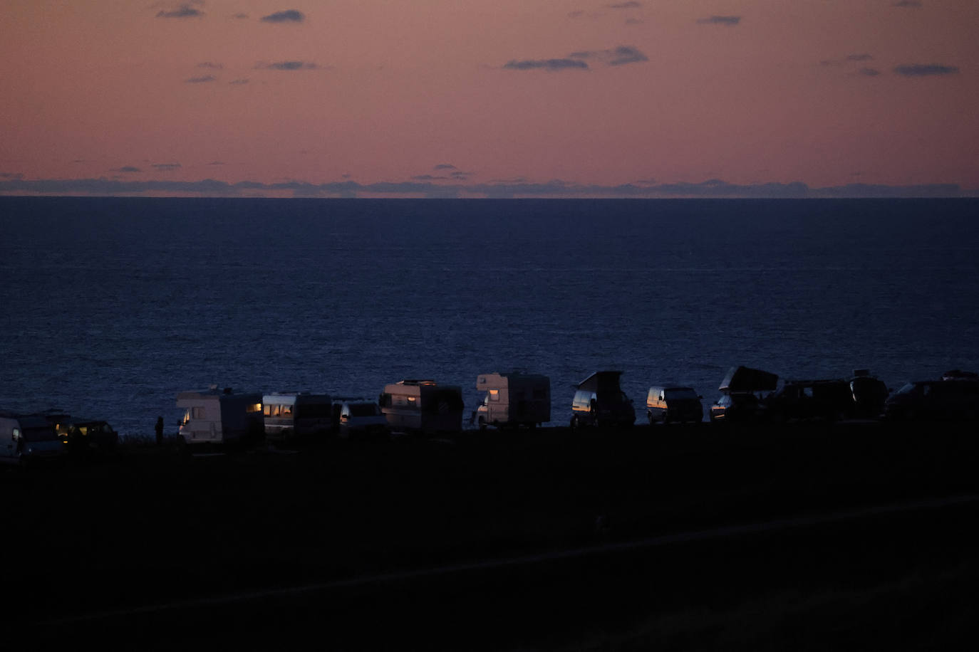 Imágenes de las espectaculares costas del Parque Natural de Oyambre y de las playas de San Vicente de la Barquera tomadas este verano al caer la noche. 