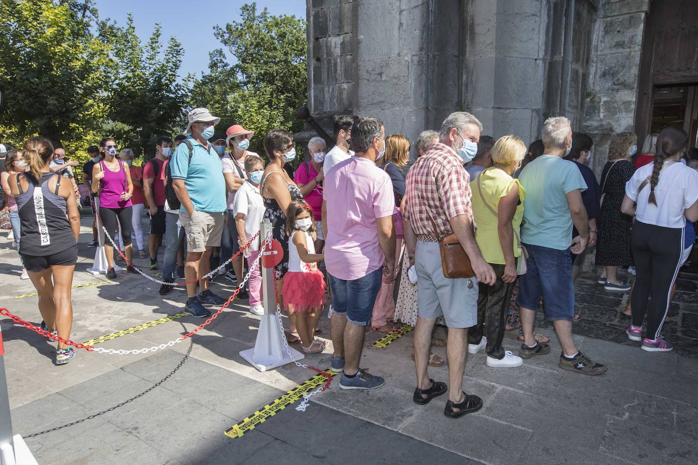 La celebración de la Bien Aparecida ha sido distinta en el santuario de Hoz de Marrón, con restricciones, medidas de seguridad y aforos limitados, pero no vacía de fieles, que han acudido en mayor número del esperado.