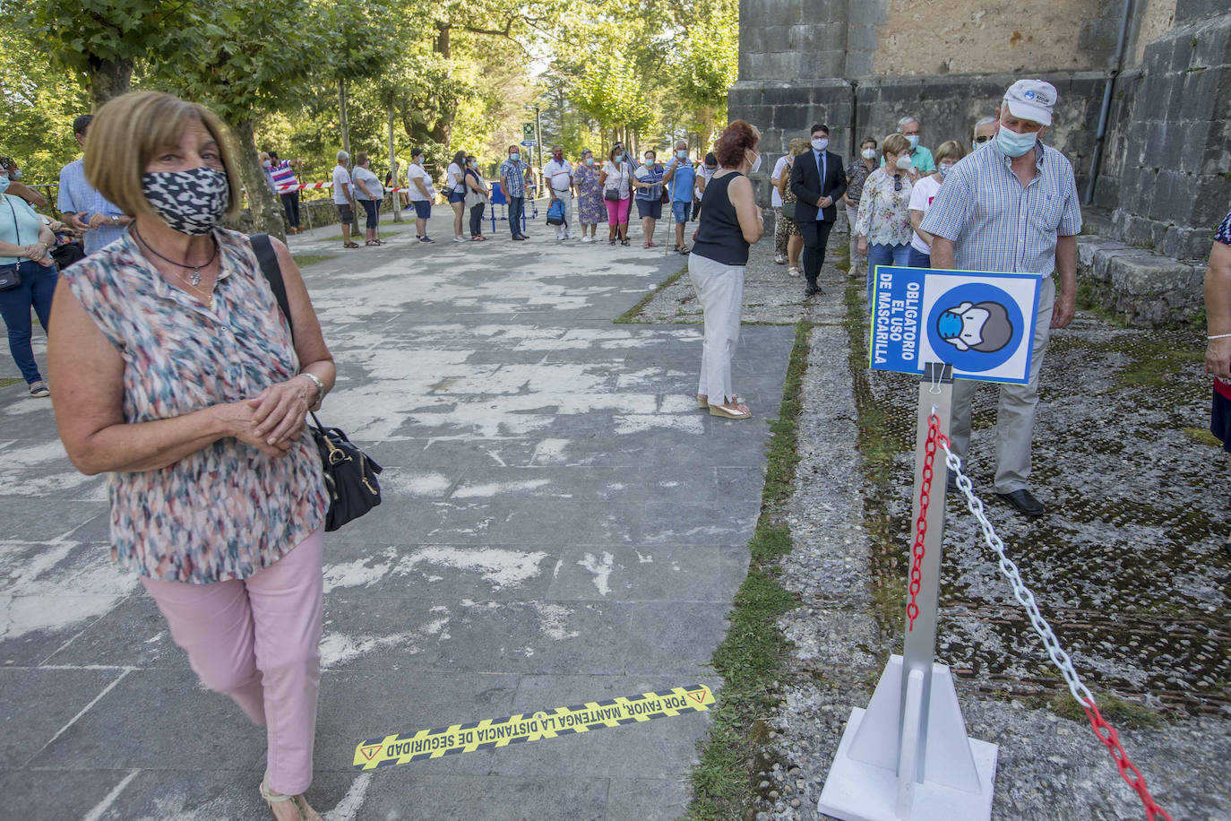 La celebración de la Bien Aparecida ha sido distinta en el santuario de Hoz de Marrón, con restricciones, medidas de seguridad y aforos limitados, pero no vacía de fieles, que han acudido en mayor número del esperado.