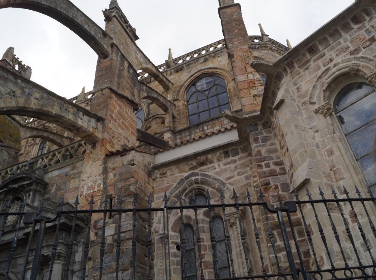 La iglesia de Santa María, en Castro, luce una crestería deteriorada por el paso del tiempo. 