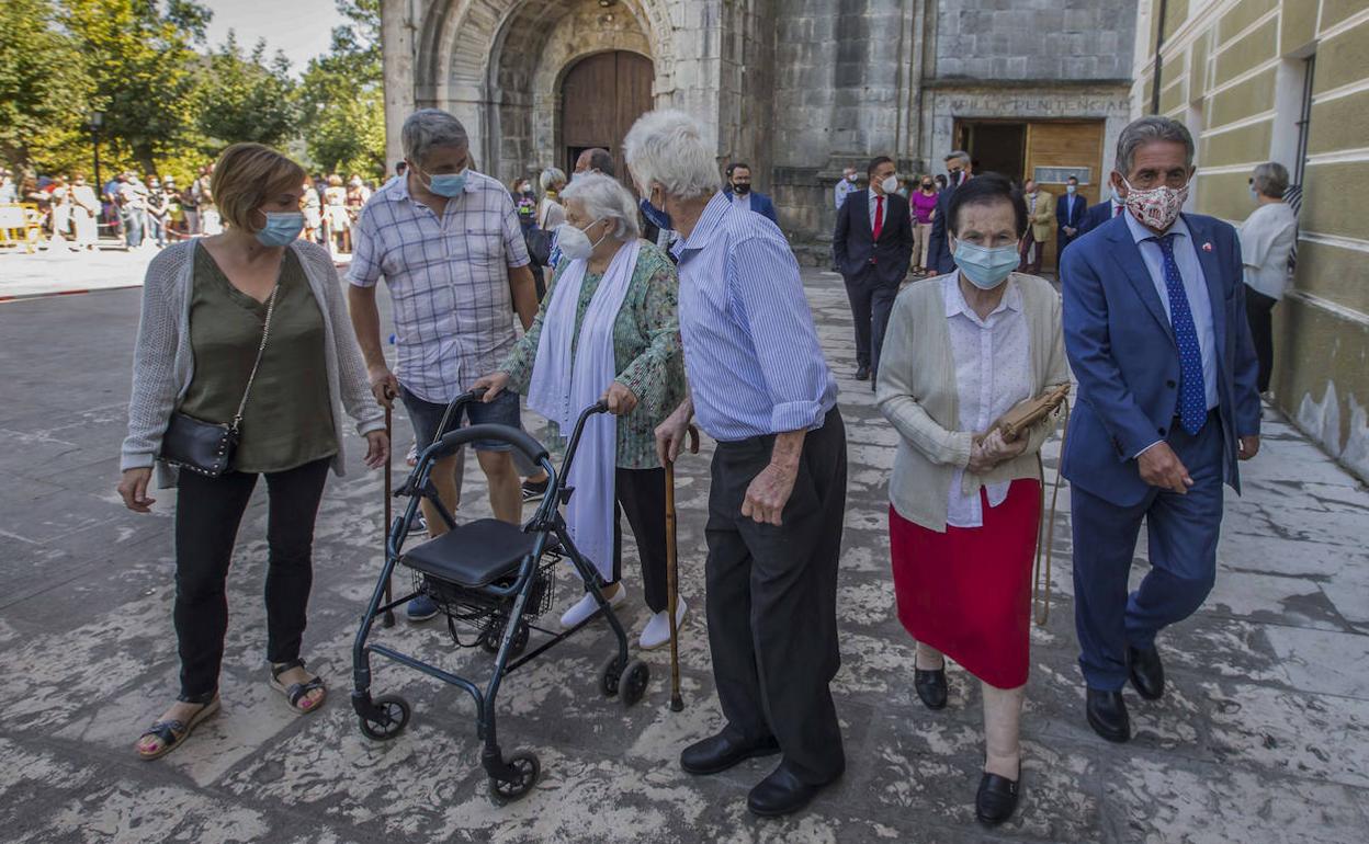 Revilla (derecha) camina junto a varias personas en el exterior del Santuario.