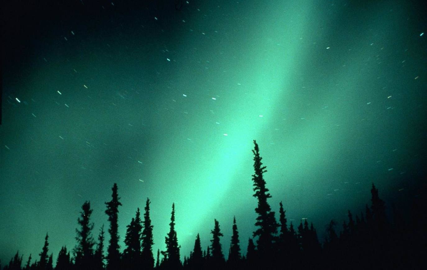 Empieza la exhibición de la aurora boreal iluminando el cielo finlandés. El espectáculo de luz en el Círculo Polar Artico es apasionante. El cielo en la Laponia finlandesa se tiñe de colores. Verde, rosa y azul que se juntan y se separan haciendo magia. Las auroras boreales bailan en el cielo de Rovaniemi. Un fenómeno natural que cada año atrae a miles de visitantes embelesados con capturar en sus cámaras y retinas tanto brillo en el cielo.