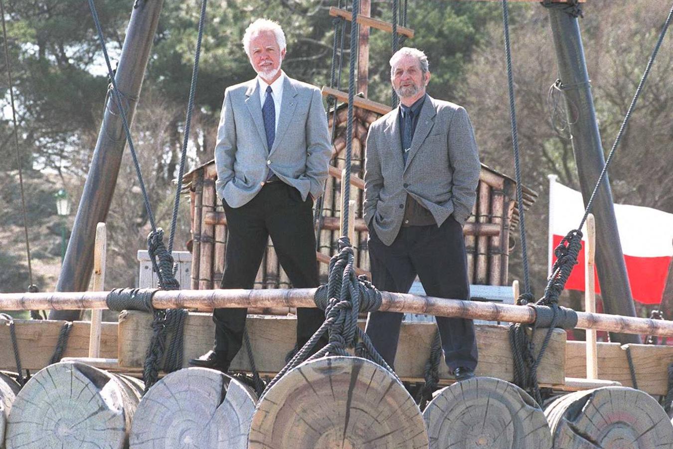 El marino Vital Alsar y su compañero de viajes, Marc Modena, durante la inauguración de la réplica de la balsa con la que viajó a través del Pacífico, en el Parque de La Magdalena, en marzo de 1999.