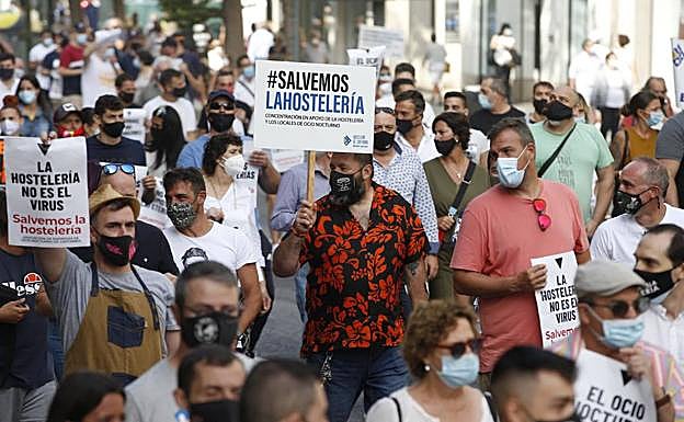 Los manifestantes, esta mañana, por el centro de Santander, defendiendo al sector hostelero. 