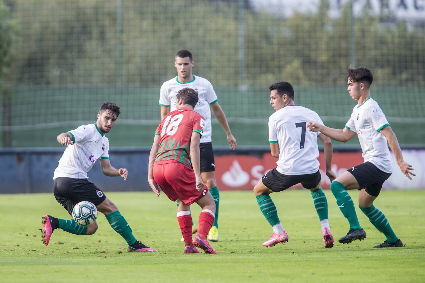 Fotos: El Racing se impone a la Gimnástica en un nuevo ensayo de pretemporada