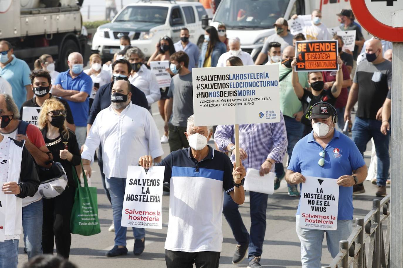 Cientos de hosteleros participan en la manifestación convocada por la Asociación Empresarial de Hostelería de Cantabria, que ha partido del Ayuntamiento de Santander para llegar hasta la sede del Gobierno regional. Los empresarios y los trabajadores reclaman ayudas que palíen la situación que la COVID-19 ha generado en todo el sector.
