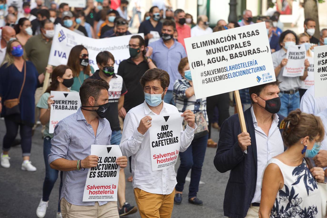Cientos de hosteleros participan en la manifestación convocada por la Asociación Empresarial de Hostelería de Cantabria, que ha partido del Ayuntamiento de Santander para llegar hasta la sede del Gobierno regional. Los empresarios y los trabajadores reclaman ayudas que palíen la situación que la COVID-19 ha generado en todo el sector.