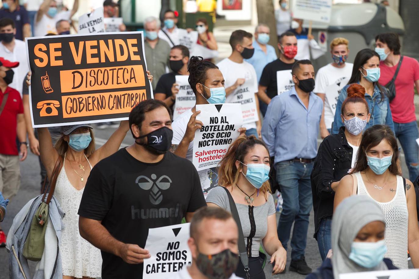Cientos de hosteleros participan en la manifestación convocada por la Asociación Empresarial de Hostelería de Cantabria, que ha partido del Ayuntamiento de Santander para llegar hasta la sede del Gobierno regional. Los empresarios y los trabajadores reclaman ayudas que palíen la situación que la COVID-19 ha generado en todo el sector.