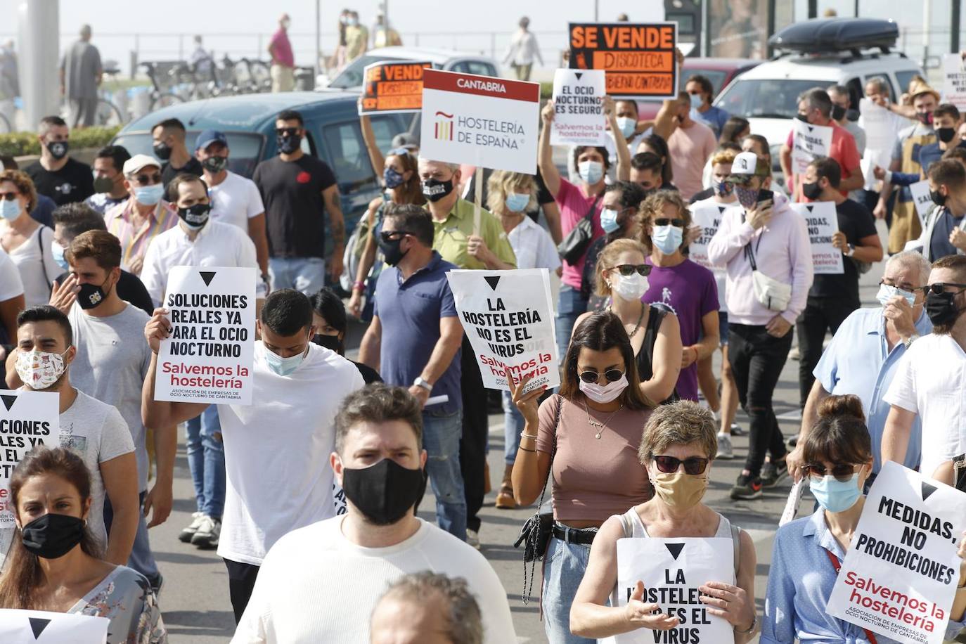 Cientos de hosteleros participan en la manifestación convocada por la Asociación Empresarial de Hostelería de Cantabria, que ha partido del Ayuntamiento de Santander para llegar hasta la sede del Gobierno regional. Los empresarios y los trabajadores reclaman ayudas que palíen la situación que la COVID-19 ha generado en todo el sector.
