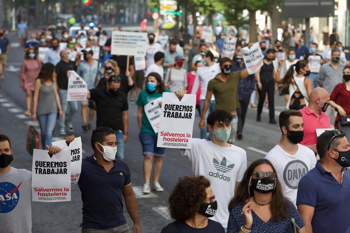 Cientos de hosteleros participan en la manifestación convocada por la Asociación Empresarial de Hostelería de Cantabria, que ha partido del Ayuntamiento de Santander para llegar hasta la sede del Gobierno regional. Los empresarios y los trabajadores reclaman ayudas que palíen la situación que la COVID-19 ha generado en todo el sector.