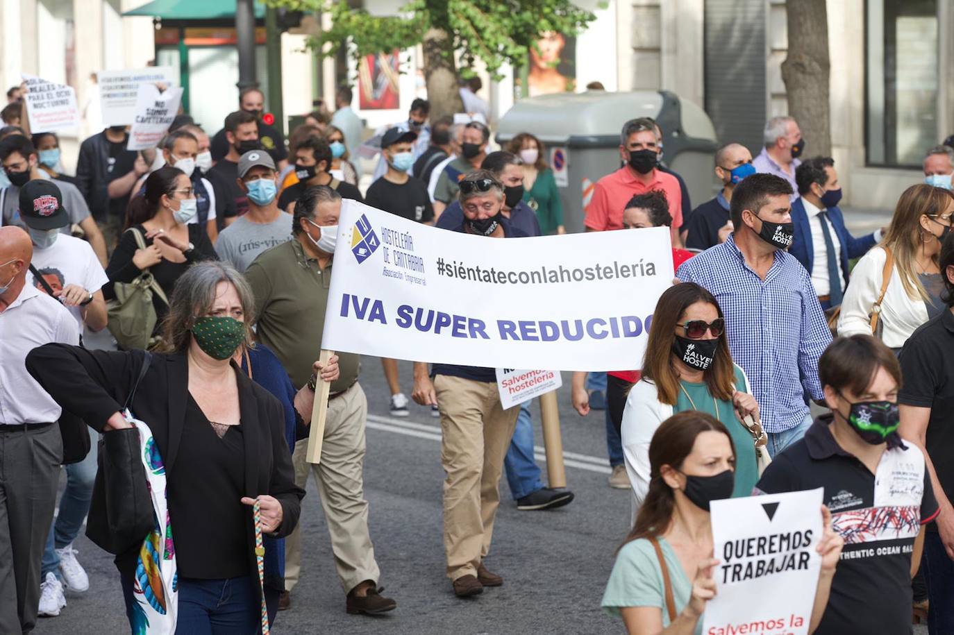 Cientos de hosteleros participan en la manifestación convocada por la Asociación Empresarial de Hostelería de Cantabria, que ha partido del Ayuntamiento de Santander para llegar hasta la sede del Gobierno regional. Los empresarios y los trabajadores reclaman ayudas que palíen la situación que la COVID-19 ha generado en todo el sector.