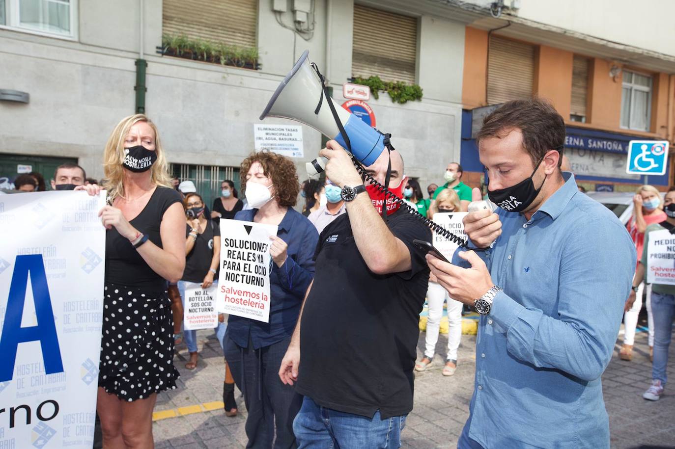 Cientos de hosteleros participan en la manifestación convocada por la Asociación Empresarial de Hostelería de Cantabria, que ha partido del Ayuntamiento de Santander para llegar hasta la sede del Gobierno regional. Los empresarios y los trabajadores reclaman ayudas que palíen la situación que la COVID-19 ha generado en todo el sector.