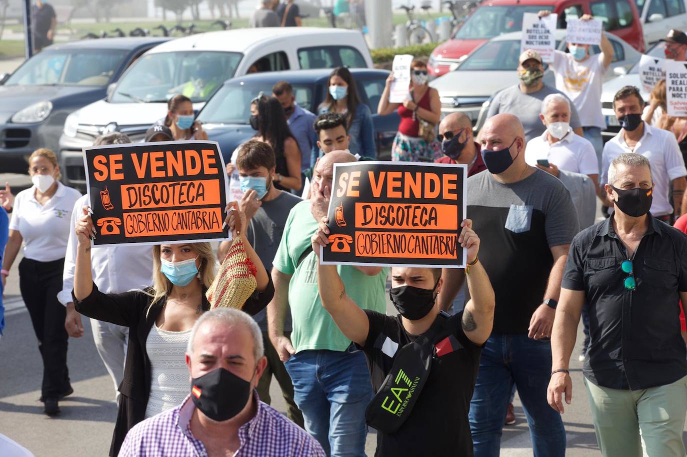 Cientos de hosteleros participan en la manifestación convocada por la Asociación Empresarial de Hostelería de Cantabria, que ha partido del Ayuntamiento de Santander para llegar hasta la sede del Gobierno regional. Los empresarios y los trabajadores reclaman ayudas que palíen la situación que la COVID-19 ha generado en todo el sector.