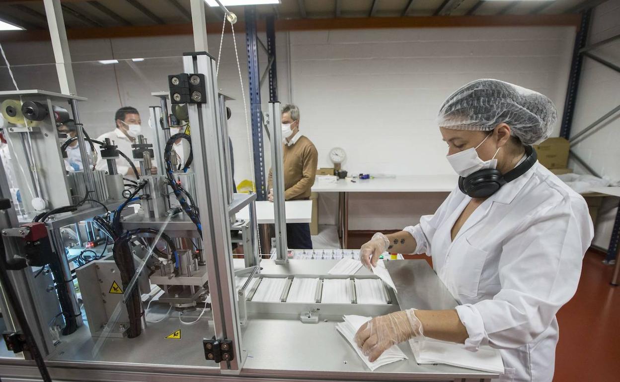 Trabajadora en una fábrica de mascarillas de Cantabria.