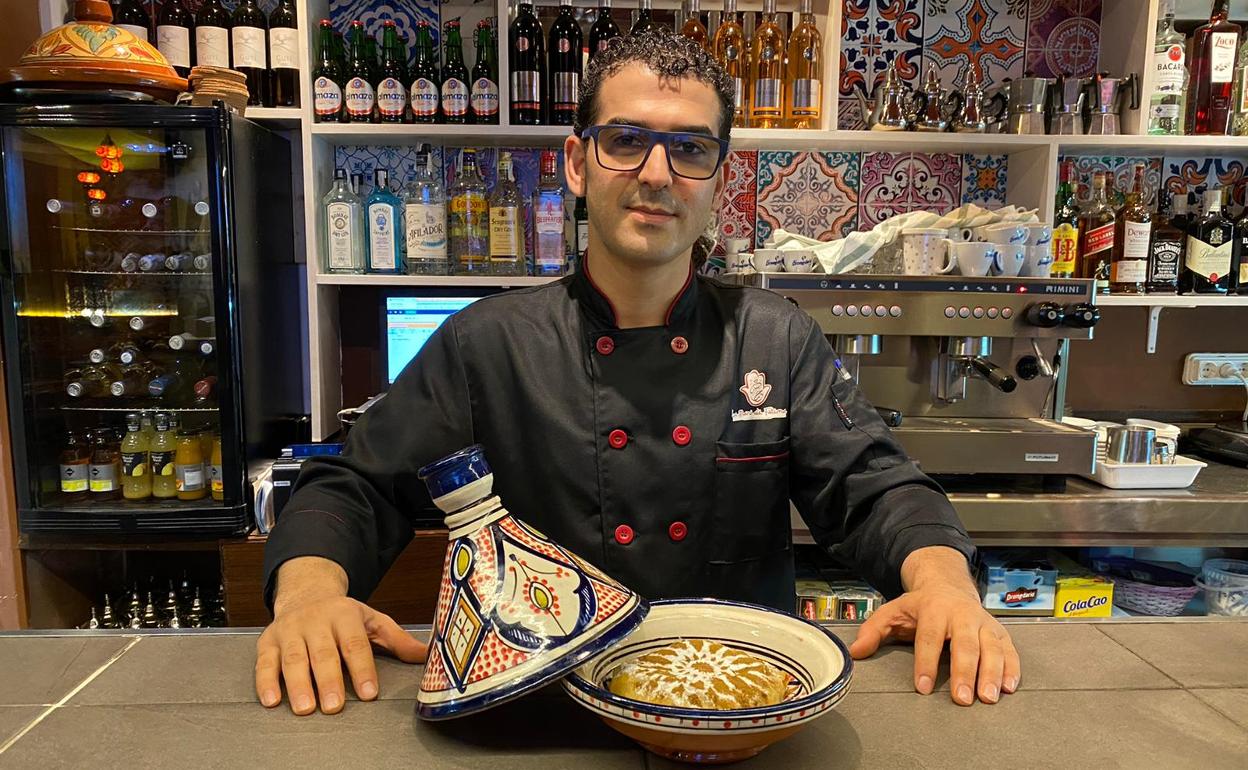 El chef marroquí Nabil Bour-Qaiba en la barra de su restaurante ubicado en la calle Lope de Vega, en Santander.