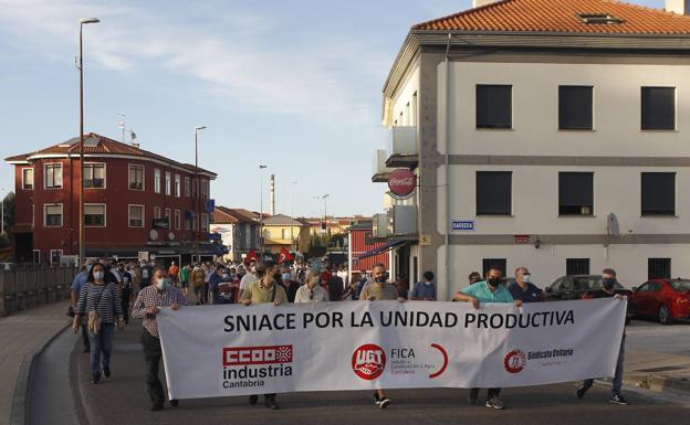 Los trabajadores de Sniace vuelven a manifestarse a la espera de que finalice el plan de liquidación