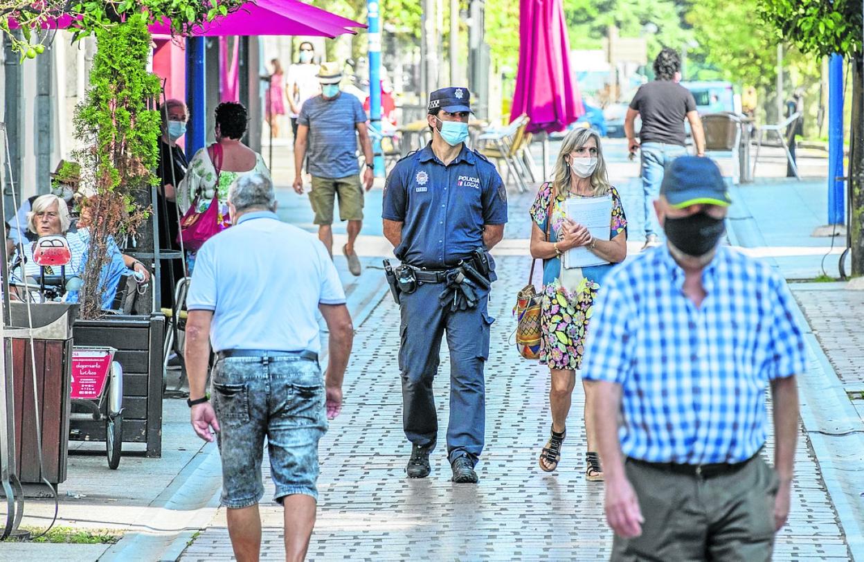 La Policía Local lleva a cabo controles y vigilancias para que se cumplan los aforos de las terrazas. d. pedriza