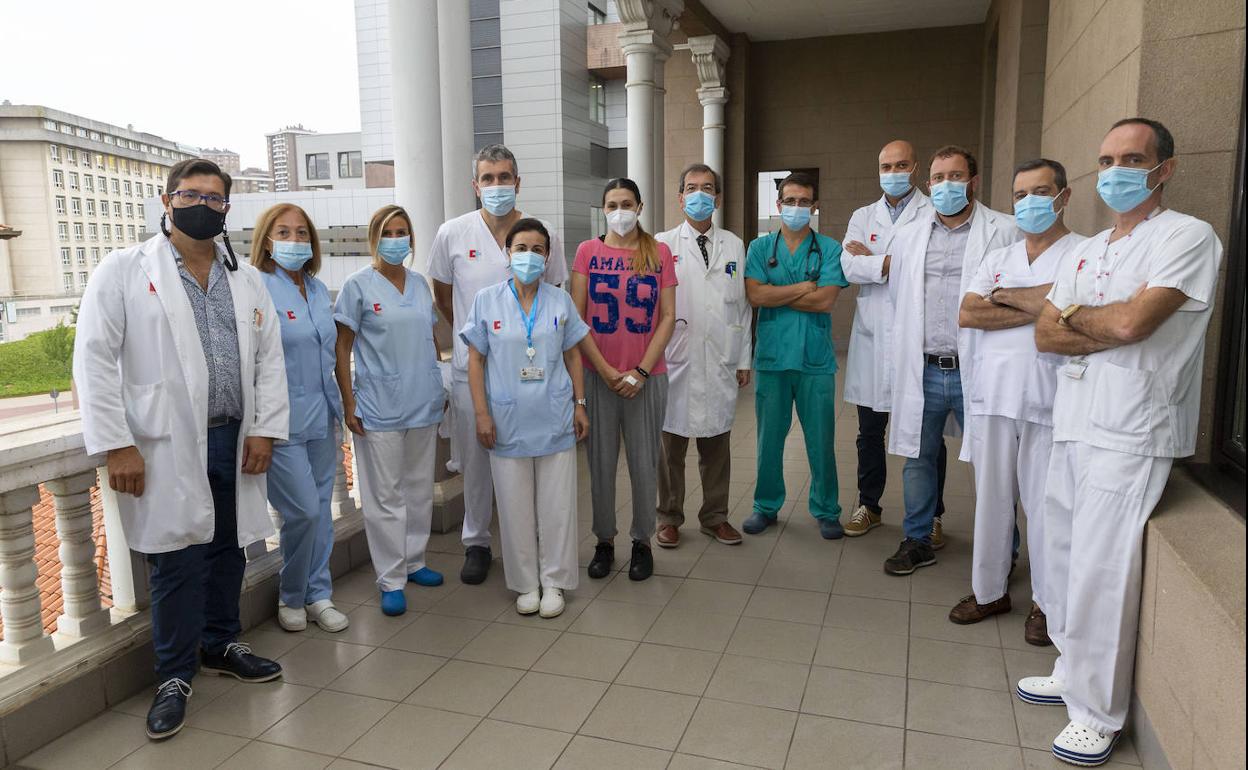 Foto del equipo de trasplante cardiaco del hospital y de una paciente.