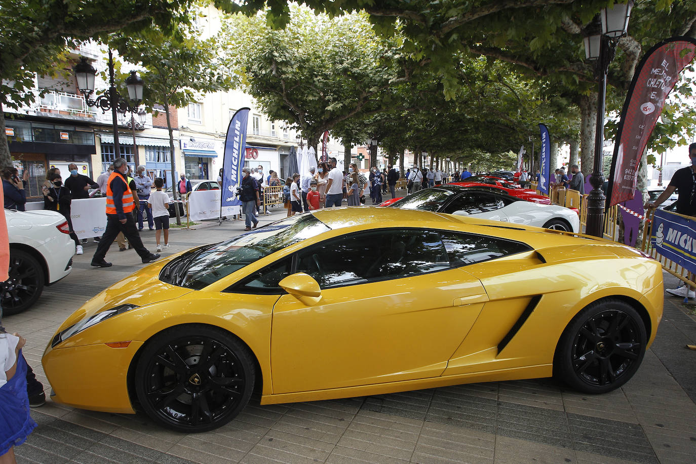 Medio centenar de vehículos participa en el Encuentro de Coches Deportivos