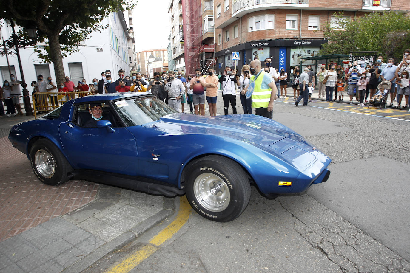 Medio centenar de vehículos participa en el Encuentro de Coches Deportivos