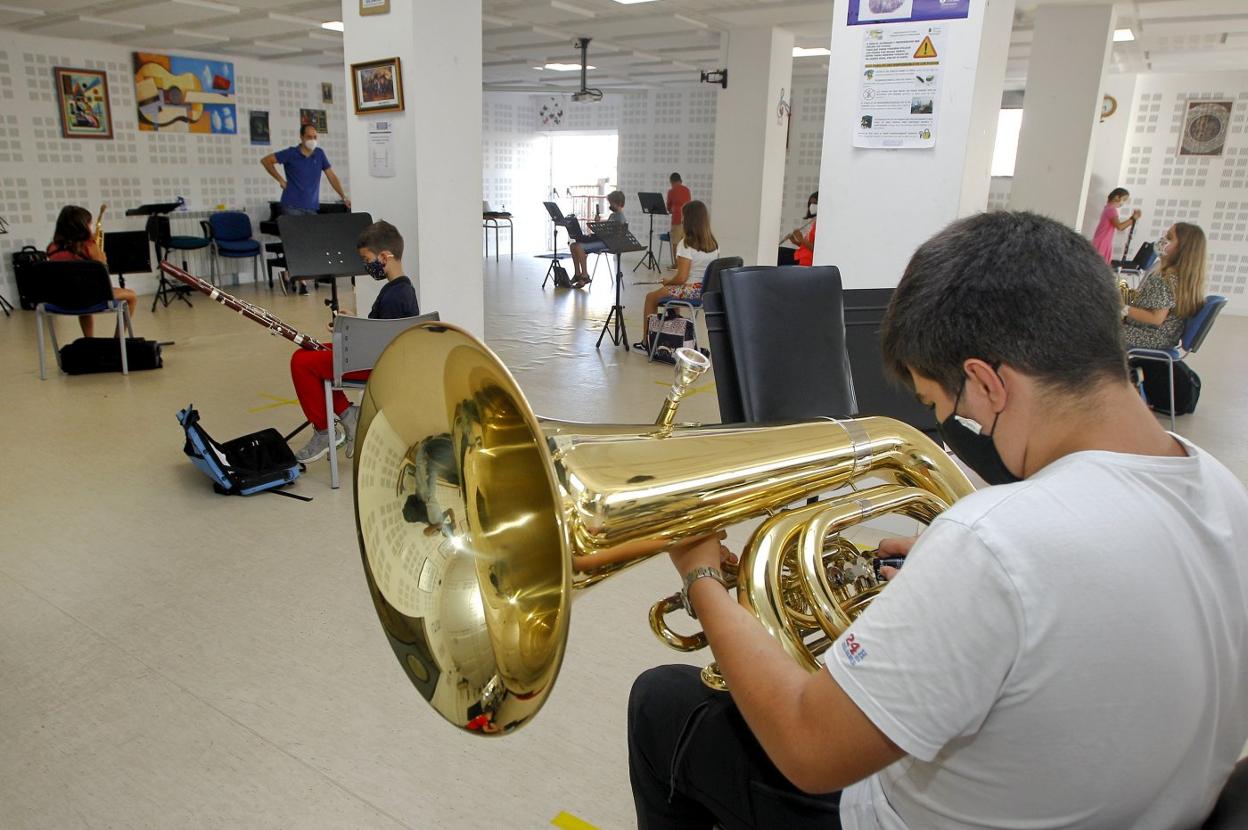 Alumnos de la sección de instrumentos de viento, ayer en una clase en el Conservatorio.