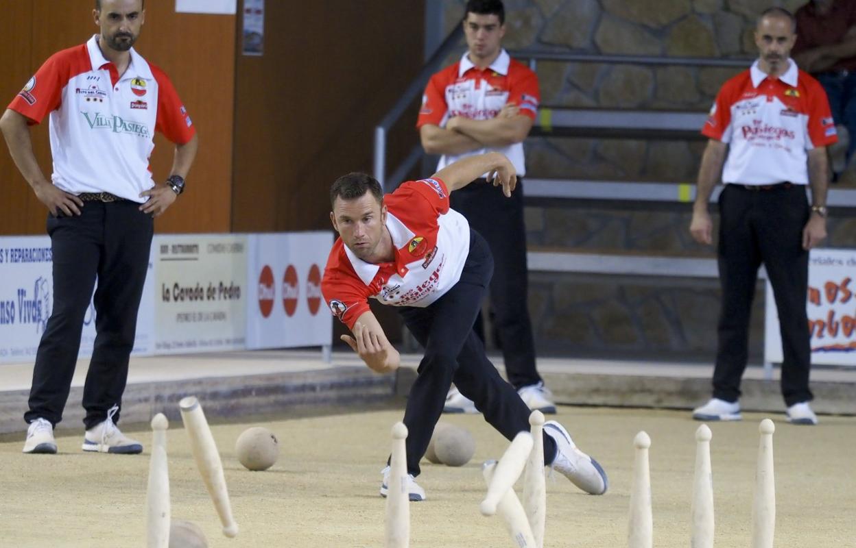 Iván Gómez birla para Riotuerto en el partido de ayer. 