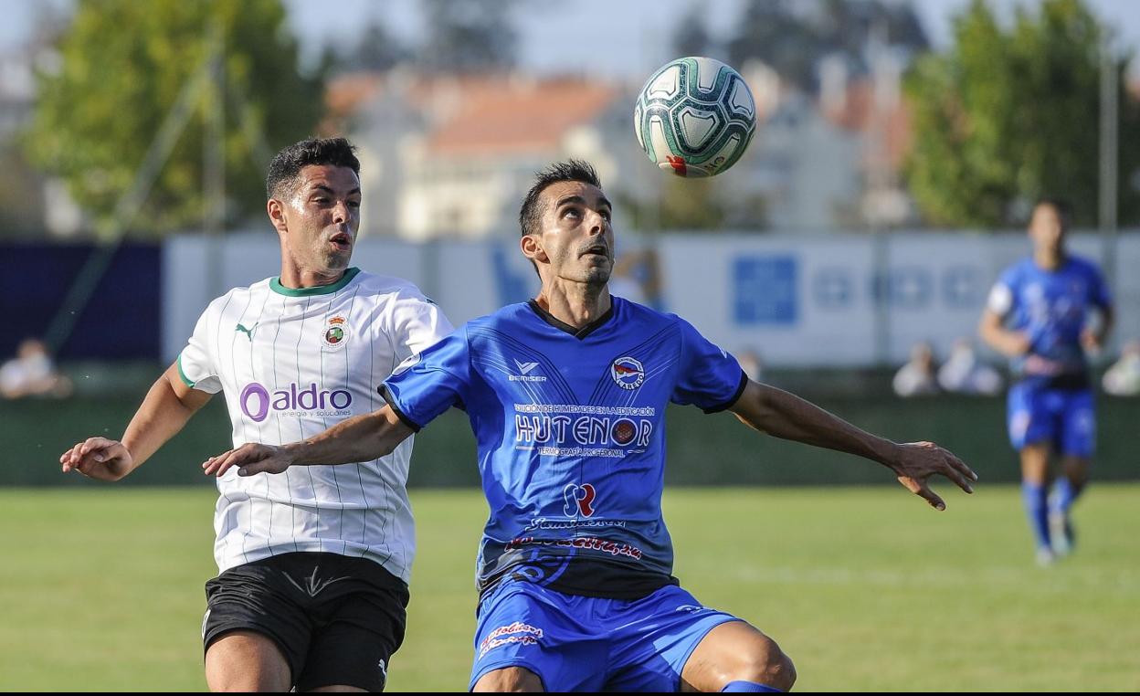 Álvaro Bustos presiona a Ricky en el partido entre Racing y Laredo celebrado en Noja. 