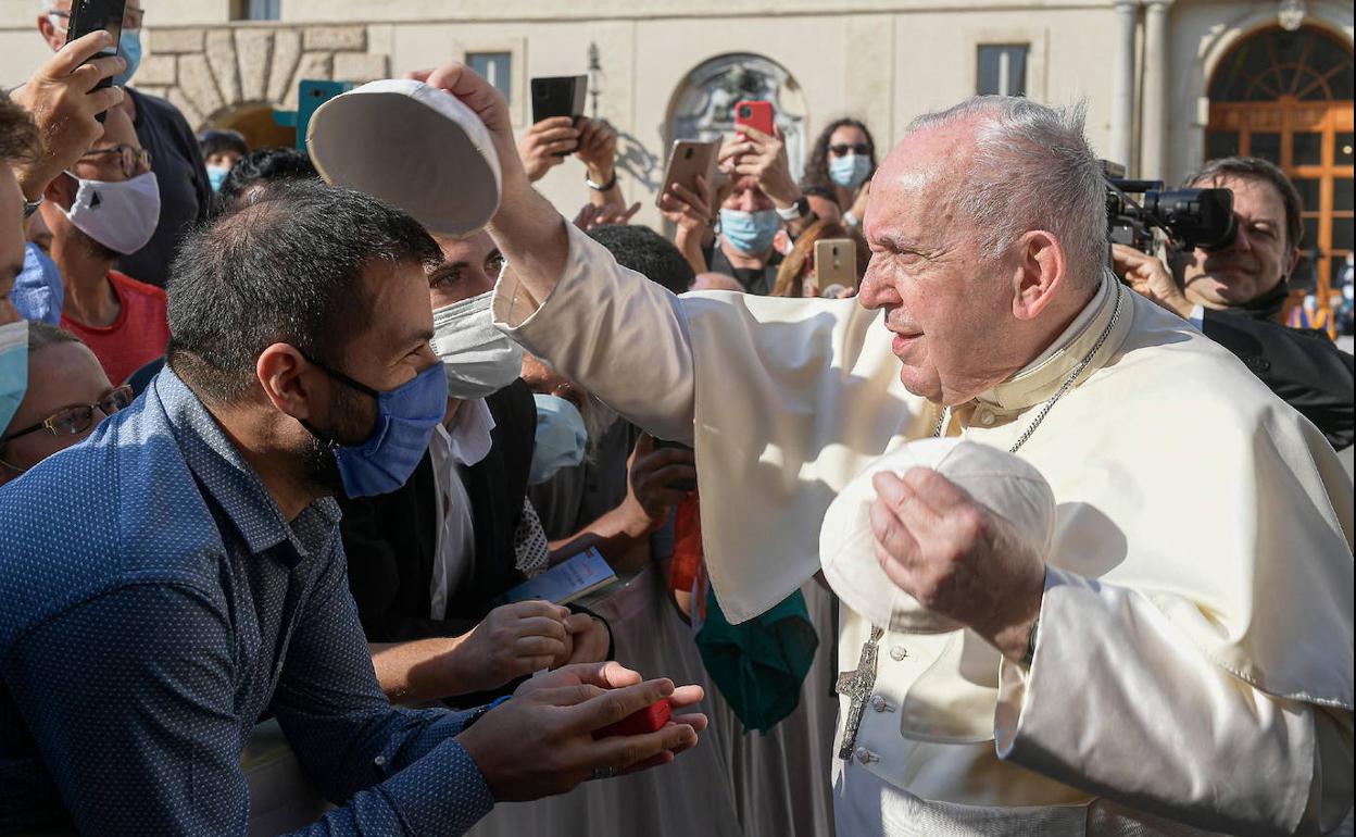 El Papa bendice a un feligres.