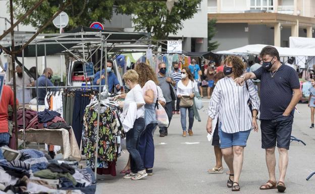 Imagen principal - Santoña recobra su pulso a medio gas