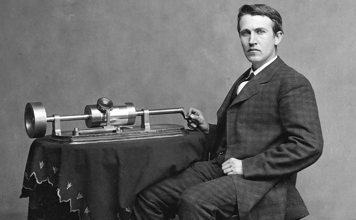 Thomas Alva Edison posando junto a su genial invento.