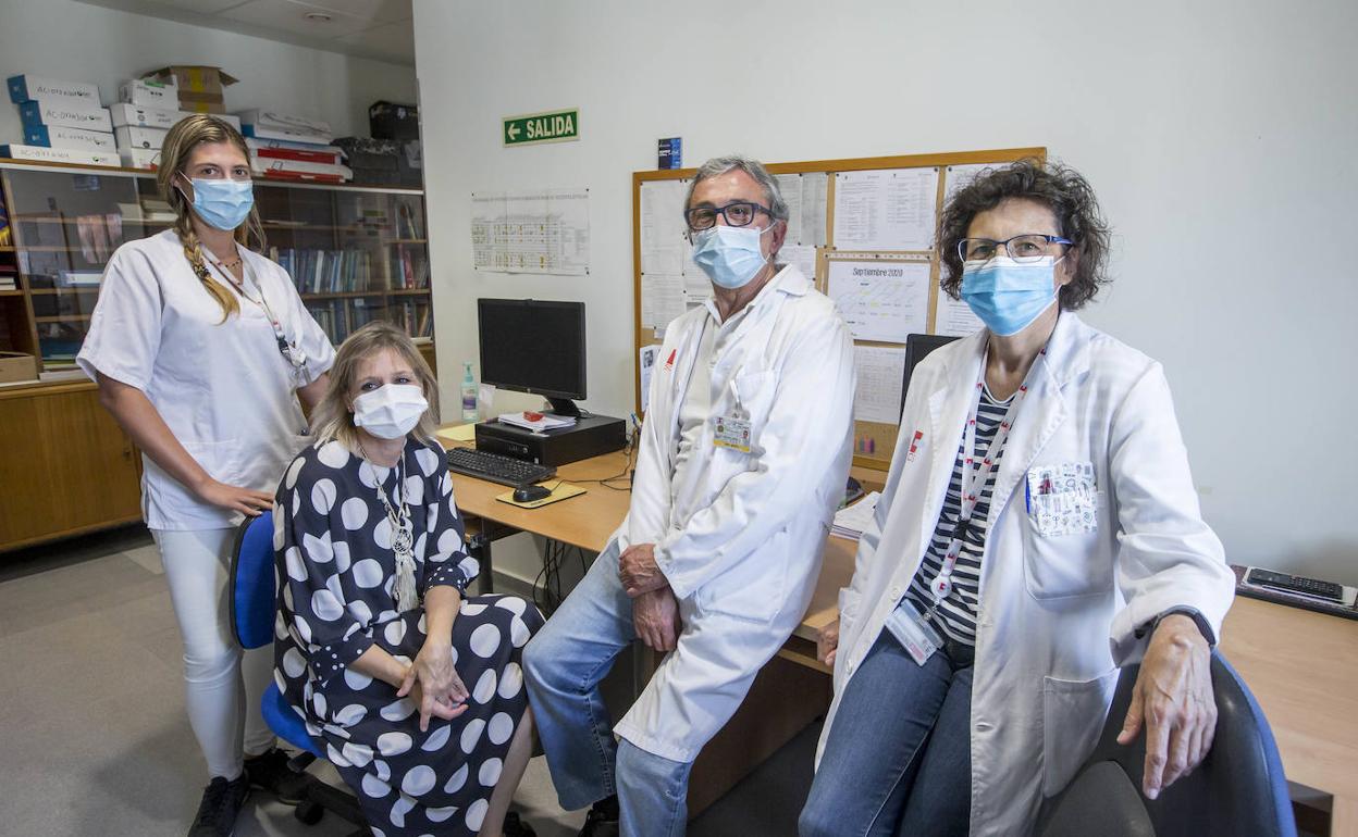 Desde la izquierda, Lucía Lavín, técnica de la Agencia de Ensayos Clínicos del Idival; Beatriz Josa, directora médica de Atención Primaria; el hematólogo Carlos Richard, coordinador del estudio, y Mar García, jefa de Farmacología Clínica de Valdecilla e investigadora principal.