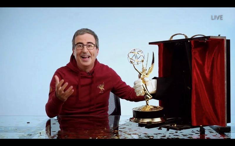 John Oliver con su premio por 'Last Week Tonight with John Oliver'.