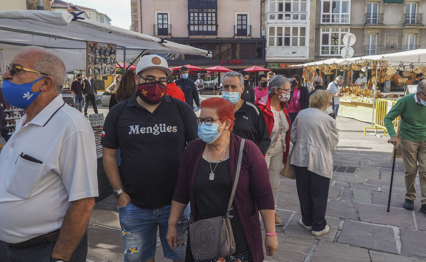 Los puestos de los comerciantes y artesanos, el concurso de bolos y el concierto de Stock, los atractivos de la jornada festiva en la ciudad