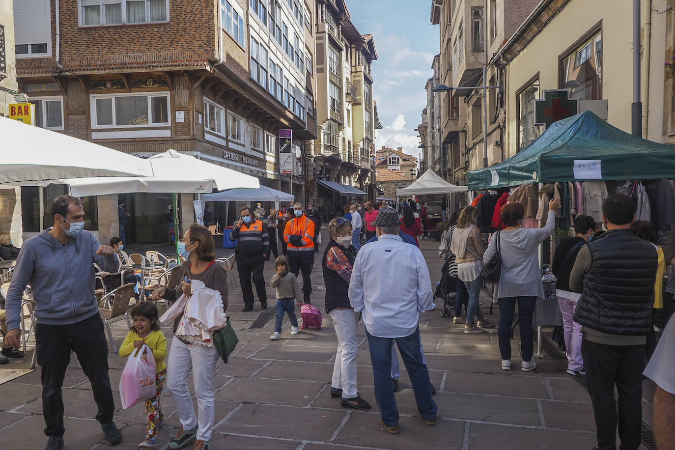 Los puestos de los comerciantes y artesanos, el concurso de bolos y el concierto de Stock, los atractivos de la jornada festiva en la ciudad