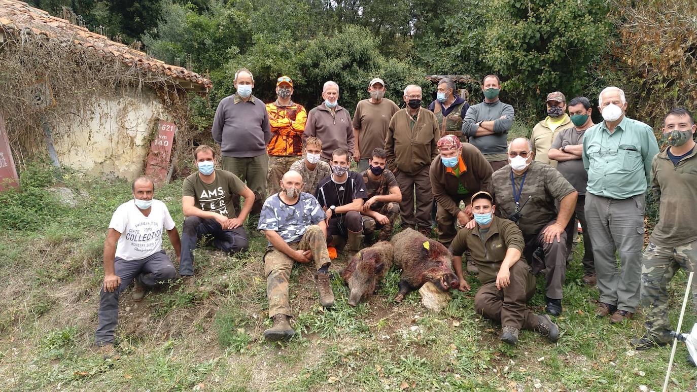 Integrantes de la cuadrilla de José Luis Gutiérrez, con los dos jabalíes abatidos el domingo en Dobra el Mazo. 