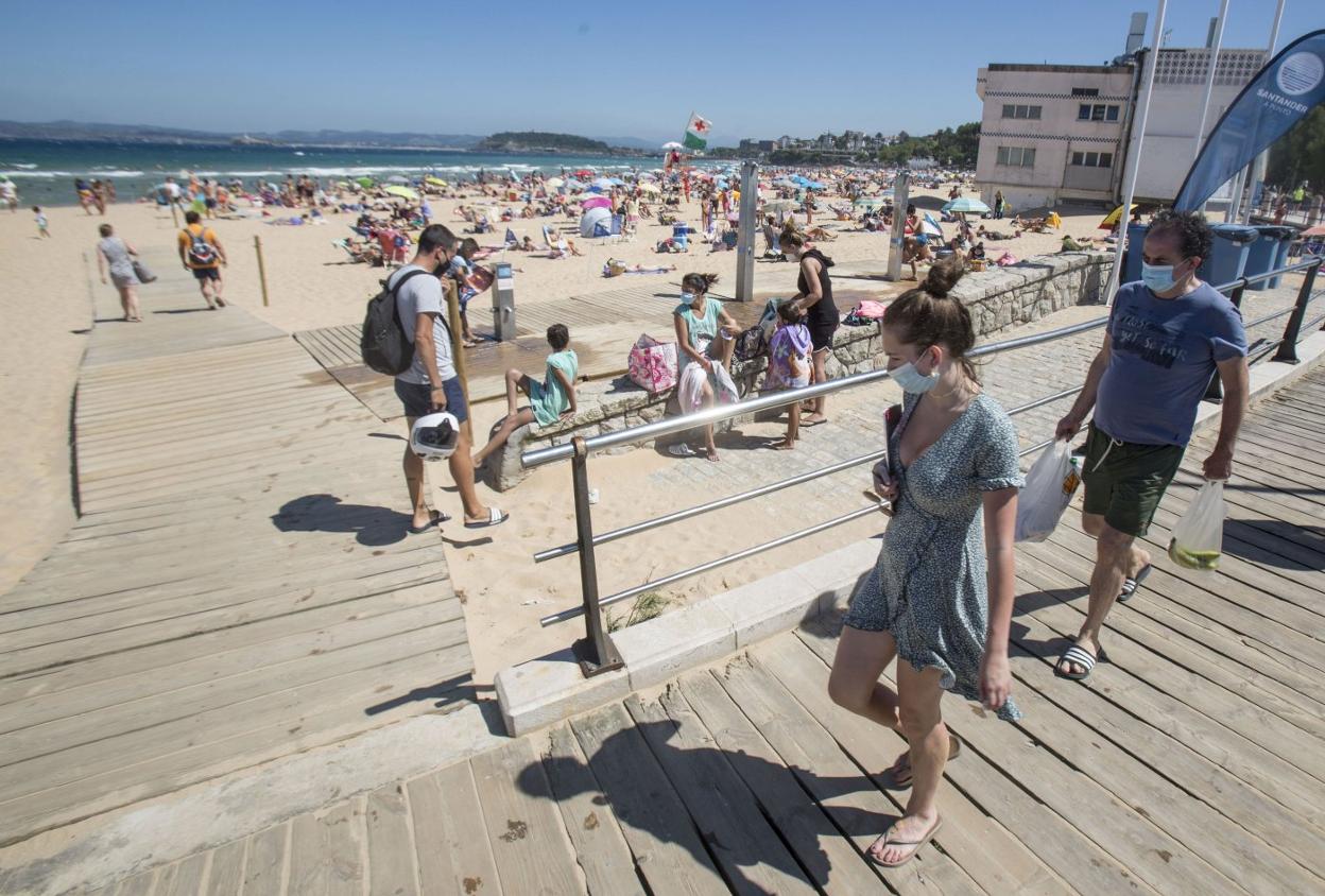 La segunda playa de El Sardinero, este verano, en un día de buen tiempo. 