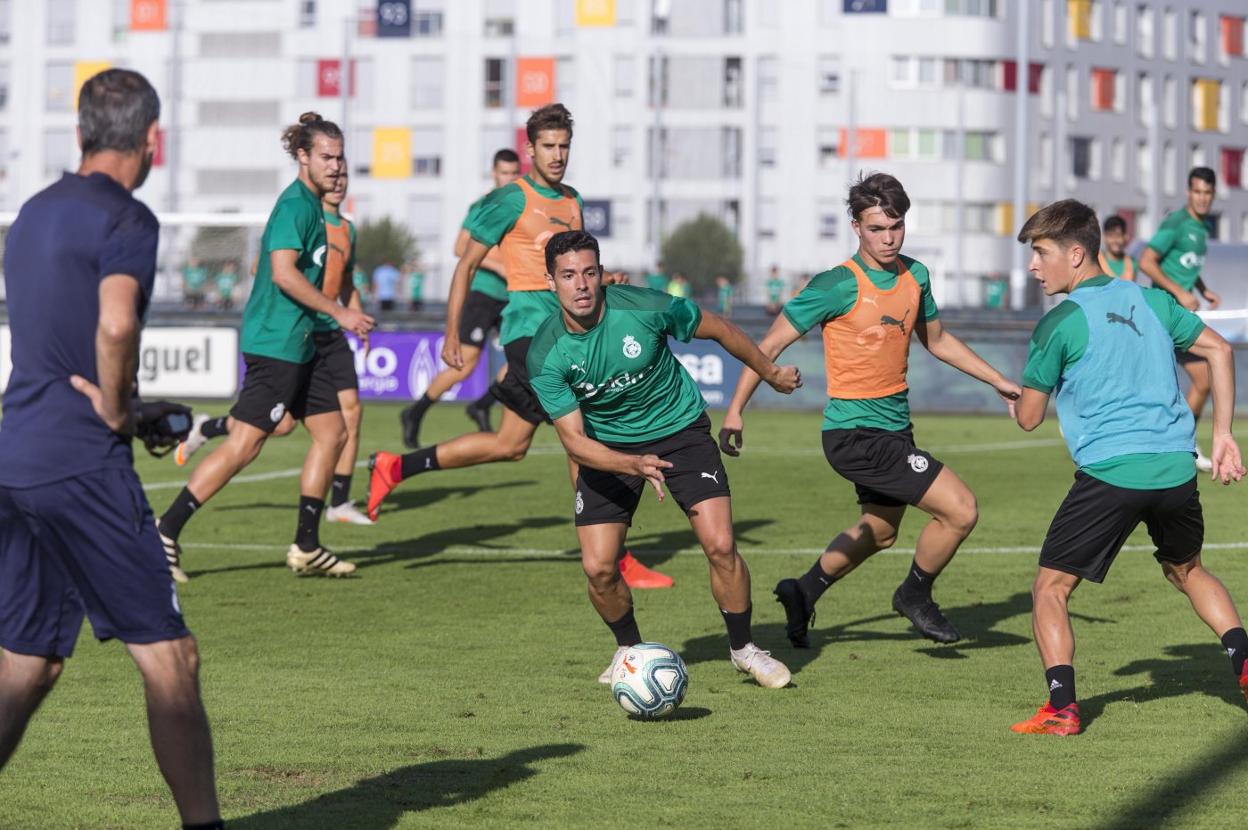 La plantilla racinguista se ejercitó ayer en La Albericia y este miércoles disputará el primer encuentro con público en los Campos de Sport desde el inicio de la pandemia. 