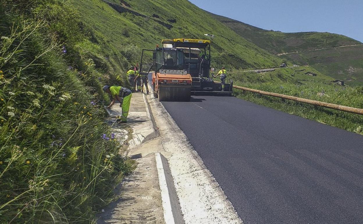 Trabajos de asfaltado en la carretera que une el núcleo de Vega de Pas con el puerto de Estacas de Trueba.