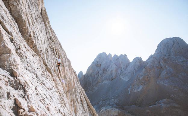 Enn plena subida a la cima del Picu Urriellu.