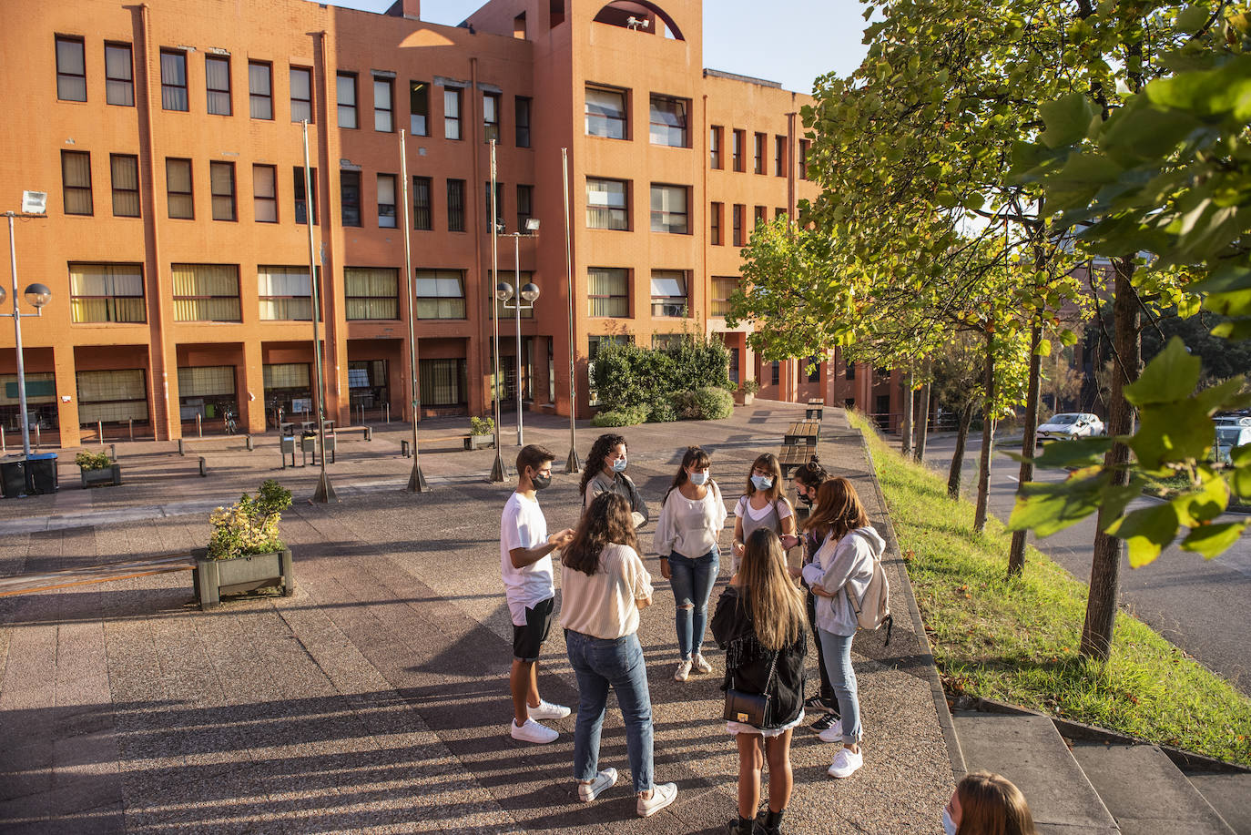 La Universidad de Cantabria (UC) ha puesto en marcha este martes, de forma escalonada, el nuevo curso académico con 10.000 alumnos -2.000 nuevos- que regresan hoy a las aulas en una vuelta marcada por el coronavirus, tanto en la enseñanza como en la vida dentro del campus