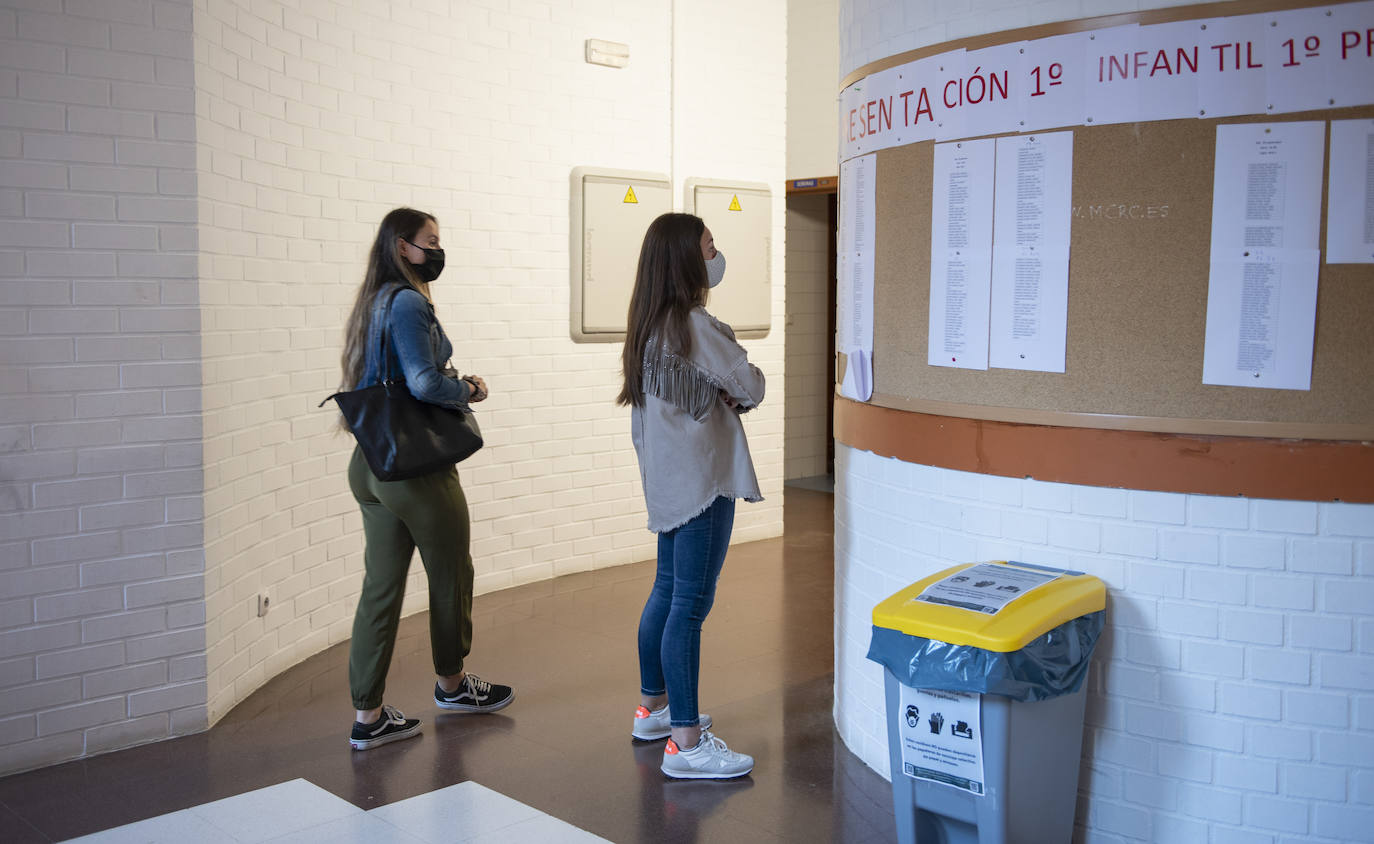 La Universidad de Cantabria (UC) ha puesto en marcha este martes, de forma escalonada, el nuevo curso académico con 10.000 alumnos -2.000 nuevos- que regresan hoy a las aulas en una vuelta marcada por el coronavirus, tanto en la enseñanza como en la vida dentro del campus