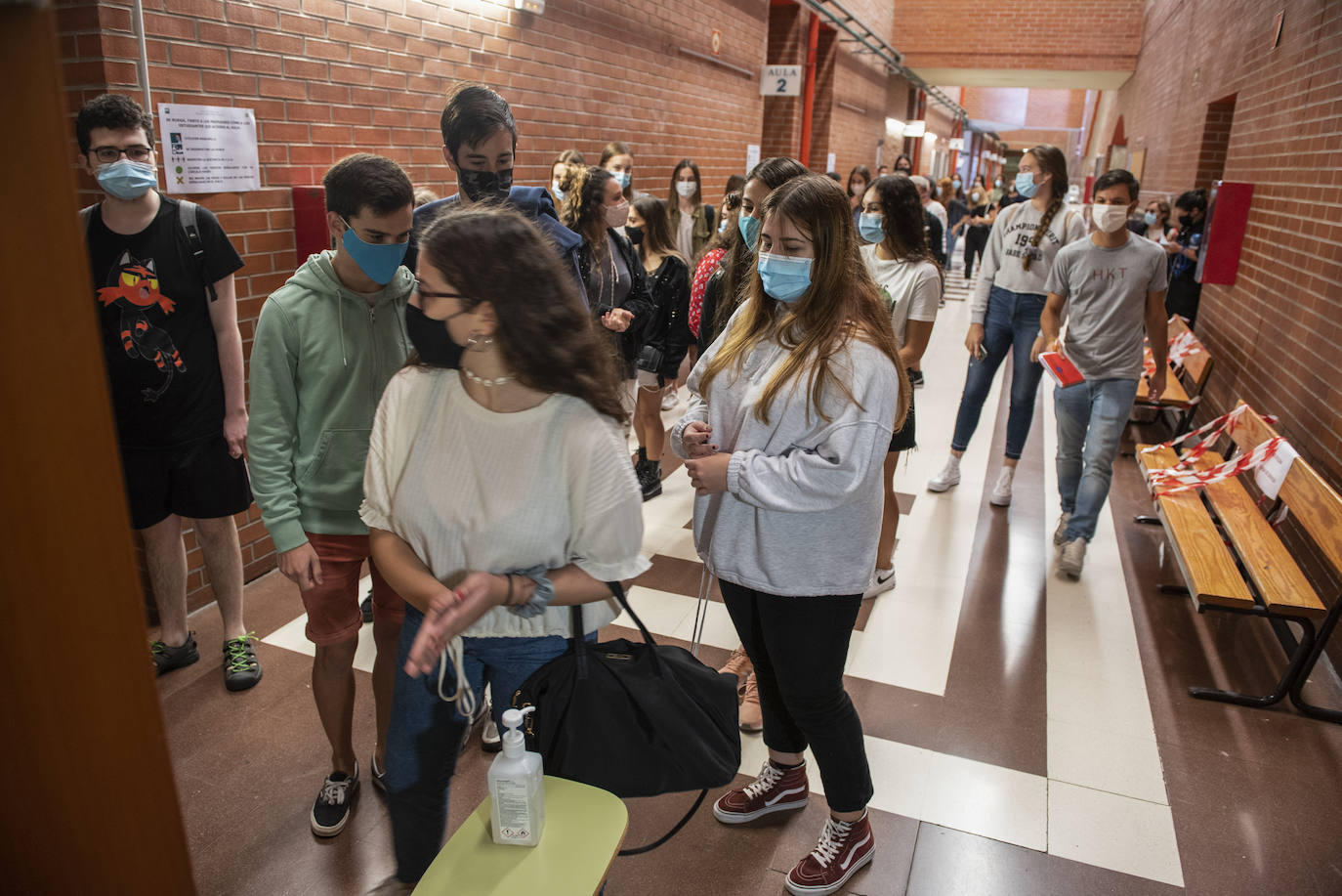 La Universidad de Cantabria (UC) ha puesto en marcha este martes, de forma escalonada, el nuevo curso académico con 10.000 alumnos -2.000 nuevos- que regresan hoy a las aulas en una vuelta marcada por el coronavirus, tanto en la enseñanza como en la vida dentro del campus