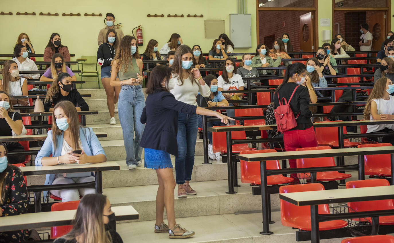 La Universidad de Cantabria (UC) ha puesto en marcha este martes, de forma escalonada, el nuevo curso académico con 10.000 alumnos -2.000 nuevos- que regresan hoy a las aulas en una vuelta marcada por el coronavirus, tanto en la enseñanza como en la vida dentro del campus