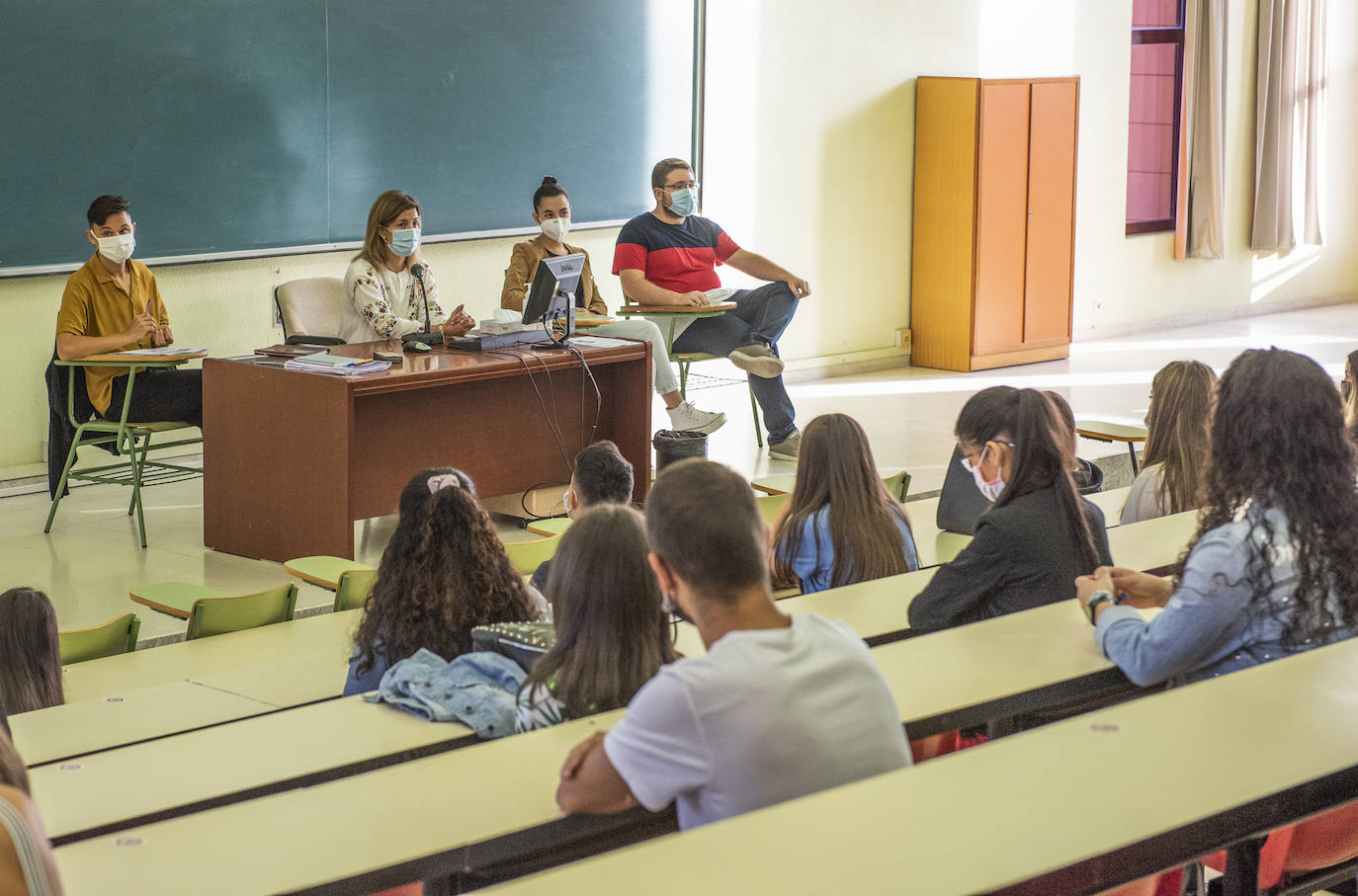 La Universidad de Cantabria (UC) ha puesto en marcha este martes, de forma escalonada, el nuevo curso académico con 10.000 alumnos -2.000 nuevos- que regresan hoy a las aulas en una vuelta marcada por el coronavirus, tanto en la enseñanza como en la vida dentro del campus