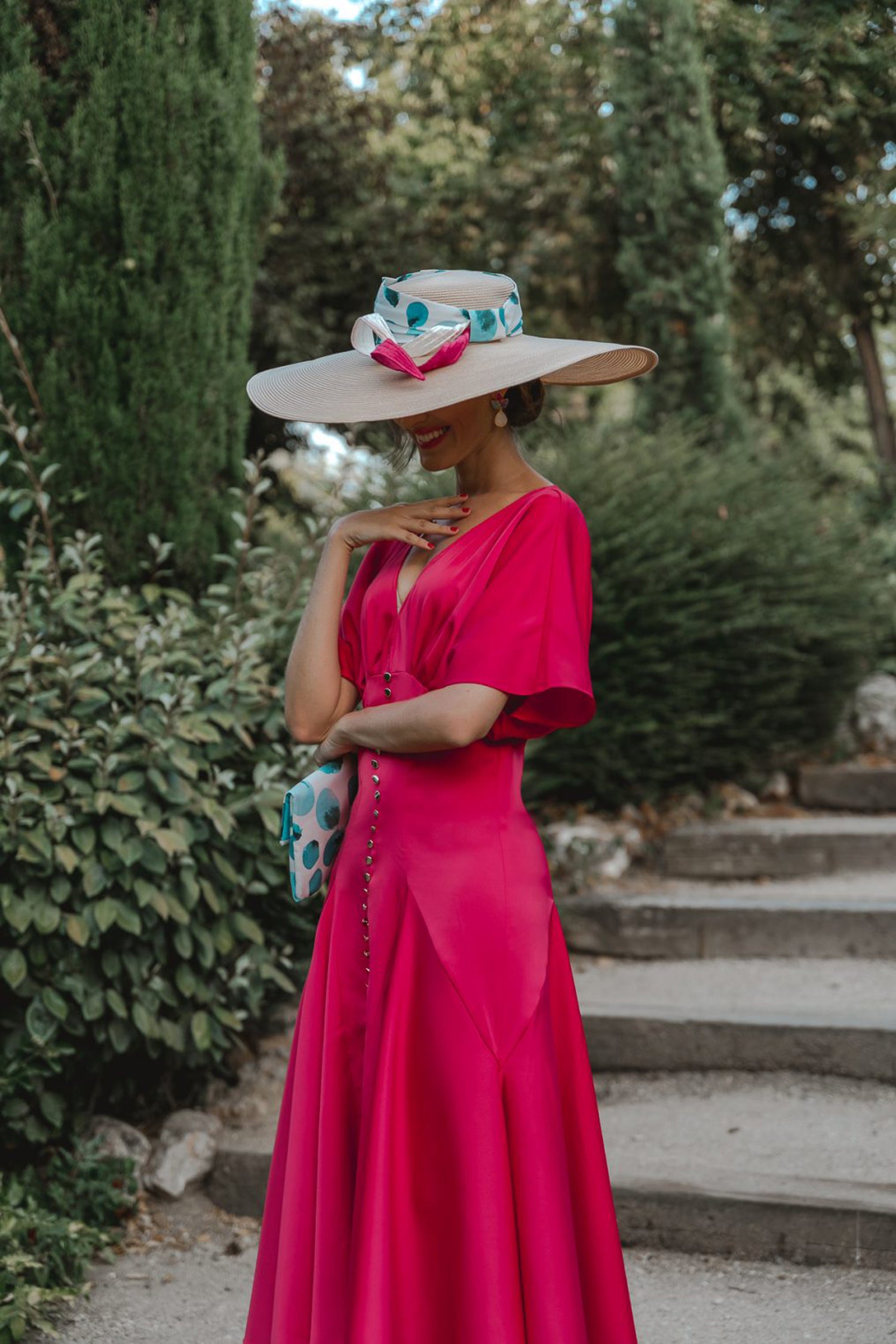 La bloguera Sandra Majada, autora de 'Invitada Perfecta', con un vestido Lola Li.