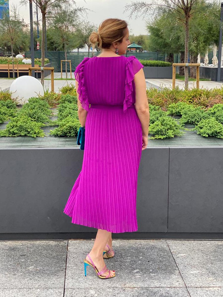 La 'personal shopper' y asesora de imagen ha complementado su look con sandalias de tiras tricolor con 'strass' de tacón, bolso terciopelo en tono azul pato y pendientes de piedras multicolor.