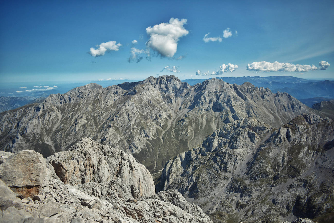 El macizo oriental desde la cumbre de Peña Castil. Foto: Juan Arechaga