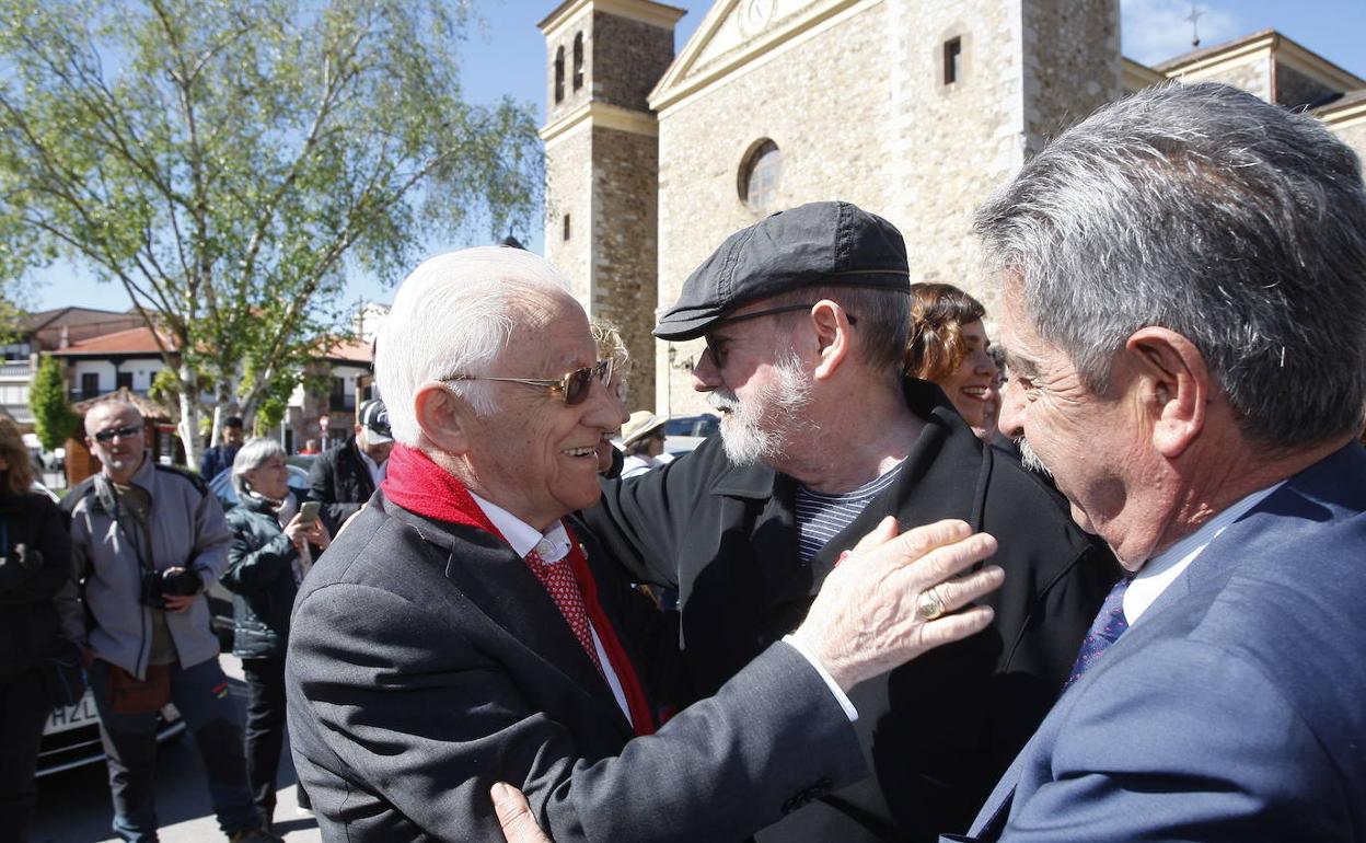 El Padre Ángel y Silvio Rodríguez en la entrega de premios del pasado año